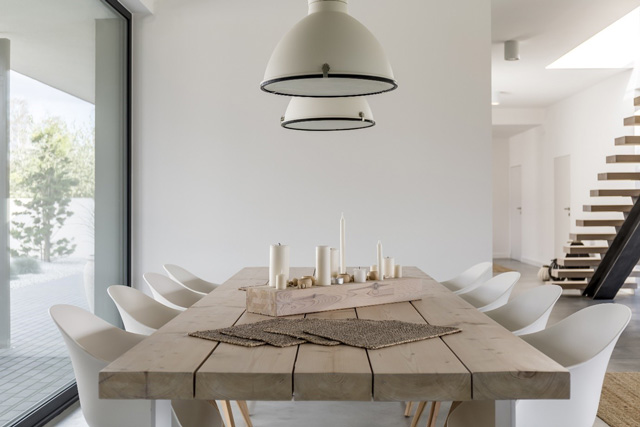 Table de salle à manger en bois avec chaises blanches
