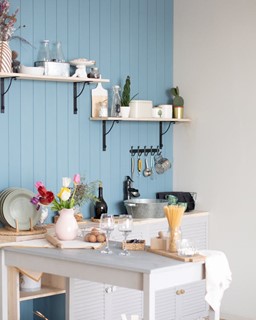 Une table haute installée dans une cuisine claire