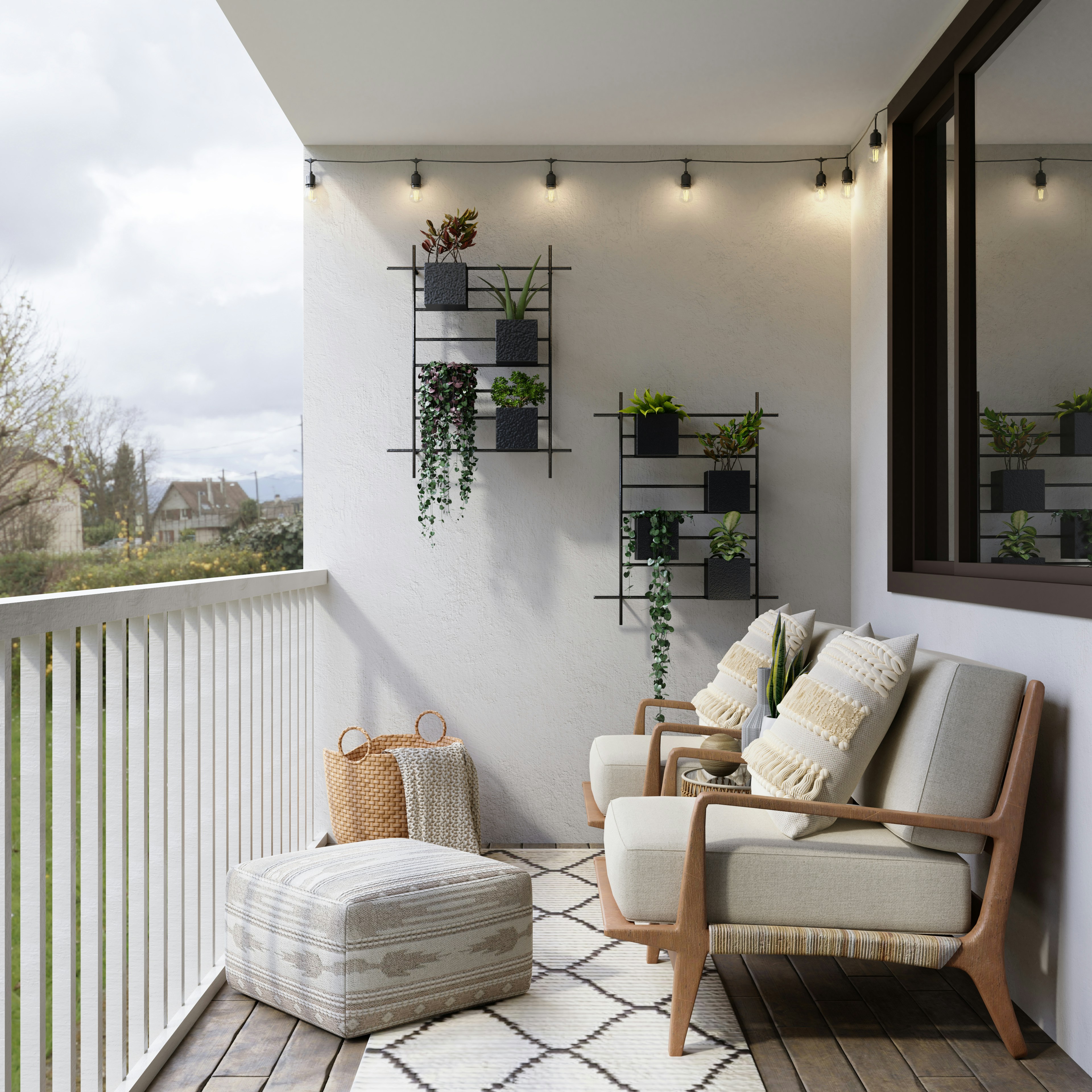 Un balcon aménagé avec style : fauteuils de couleur beige, pouf et tapis d’extérieur