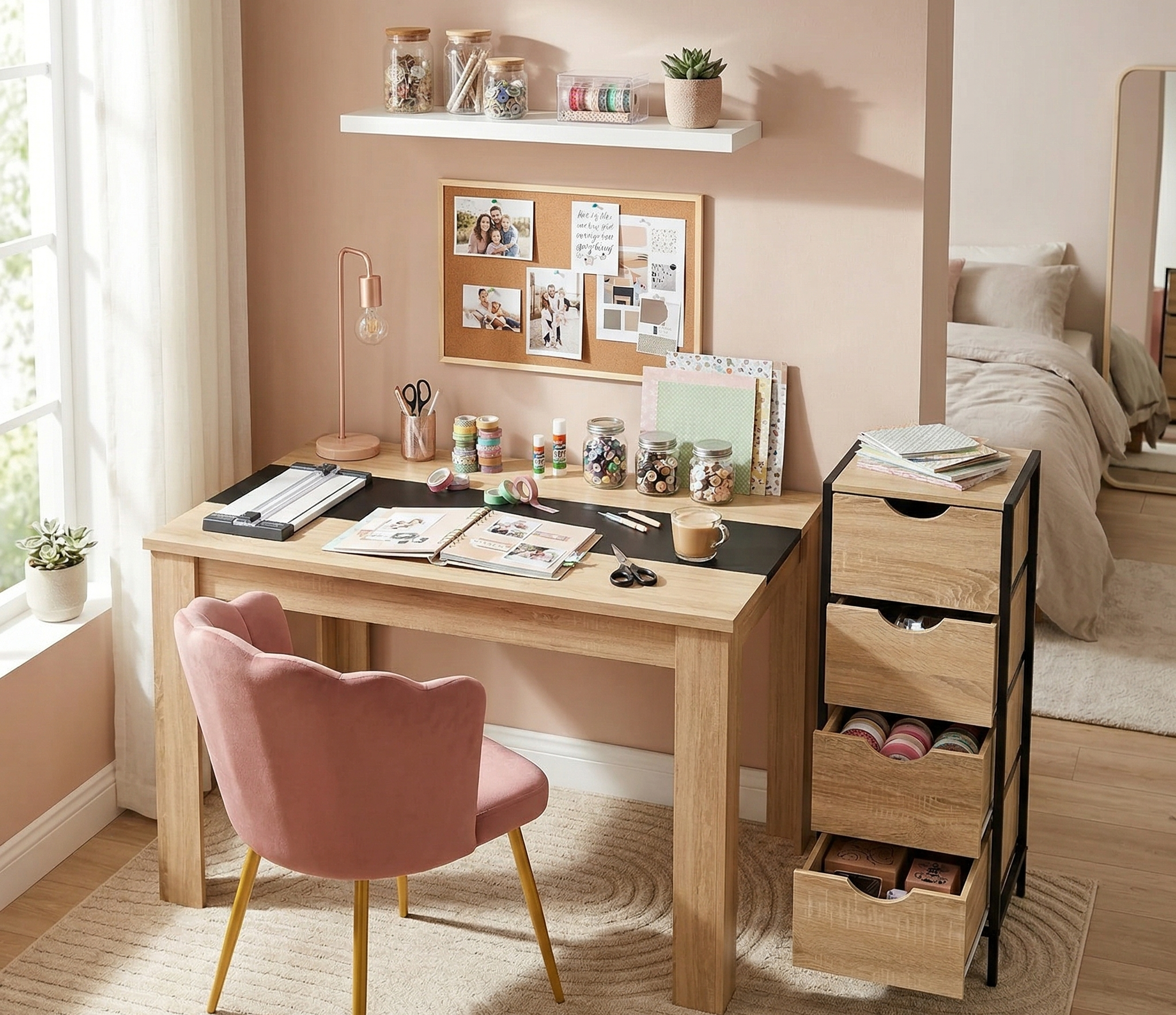 Bureau loisirs créatifs avec rangement tiroirs, matériel scrapbooking et espace DIY organisé dans une chambre