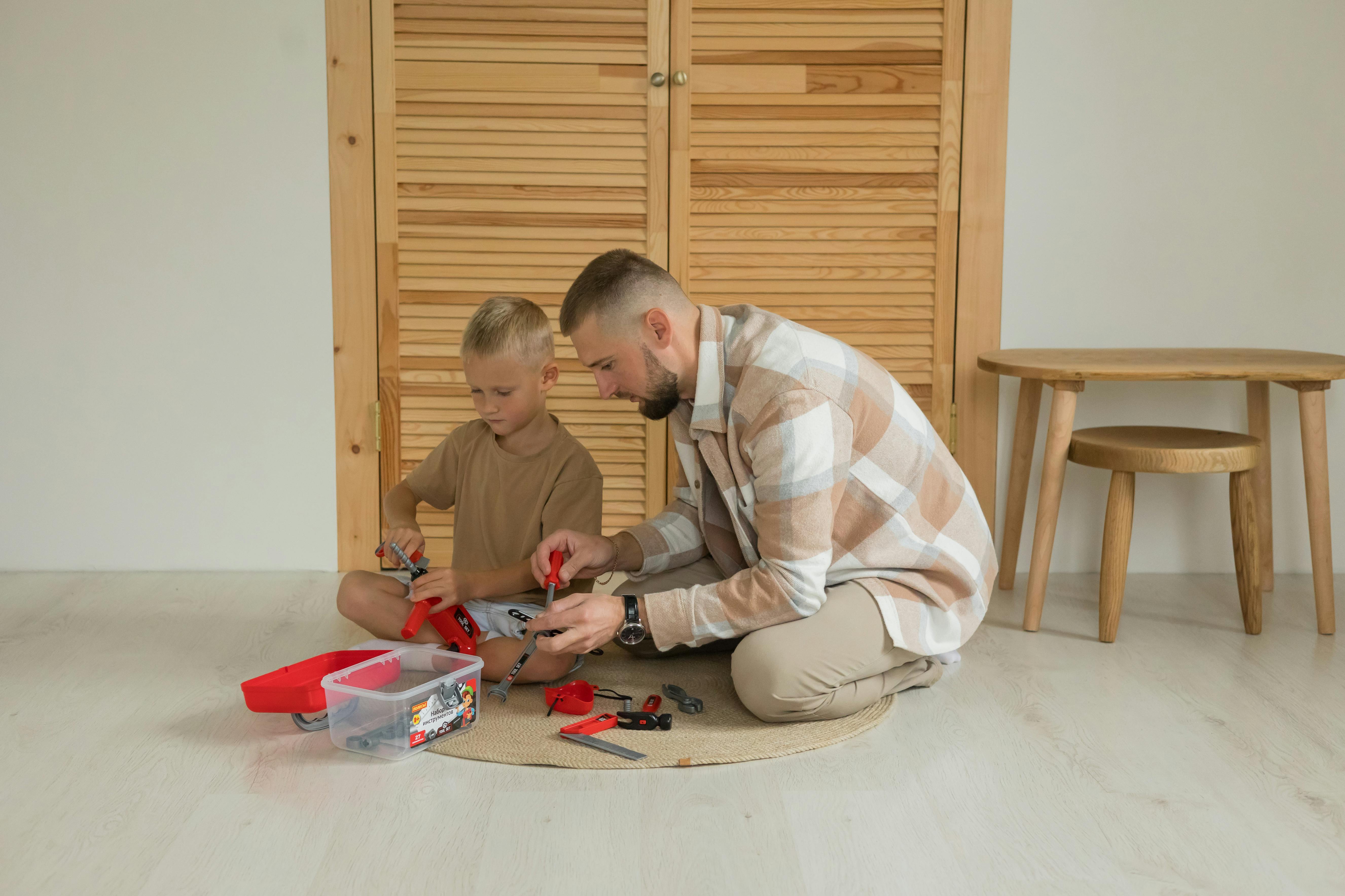Papa et enfant bricolant ensemble à la maison avec outils et accessoires DIY pour activité manuelle familiale