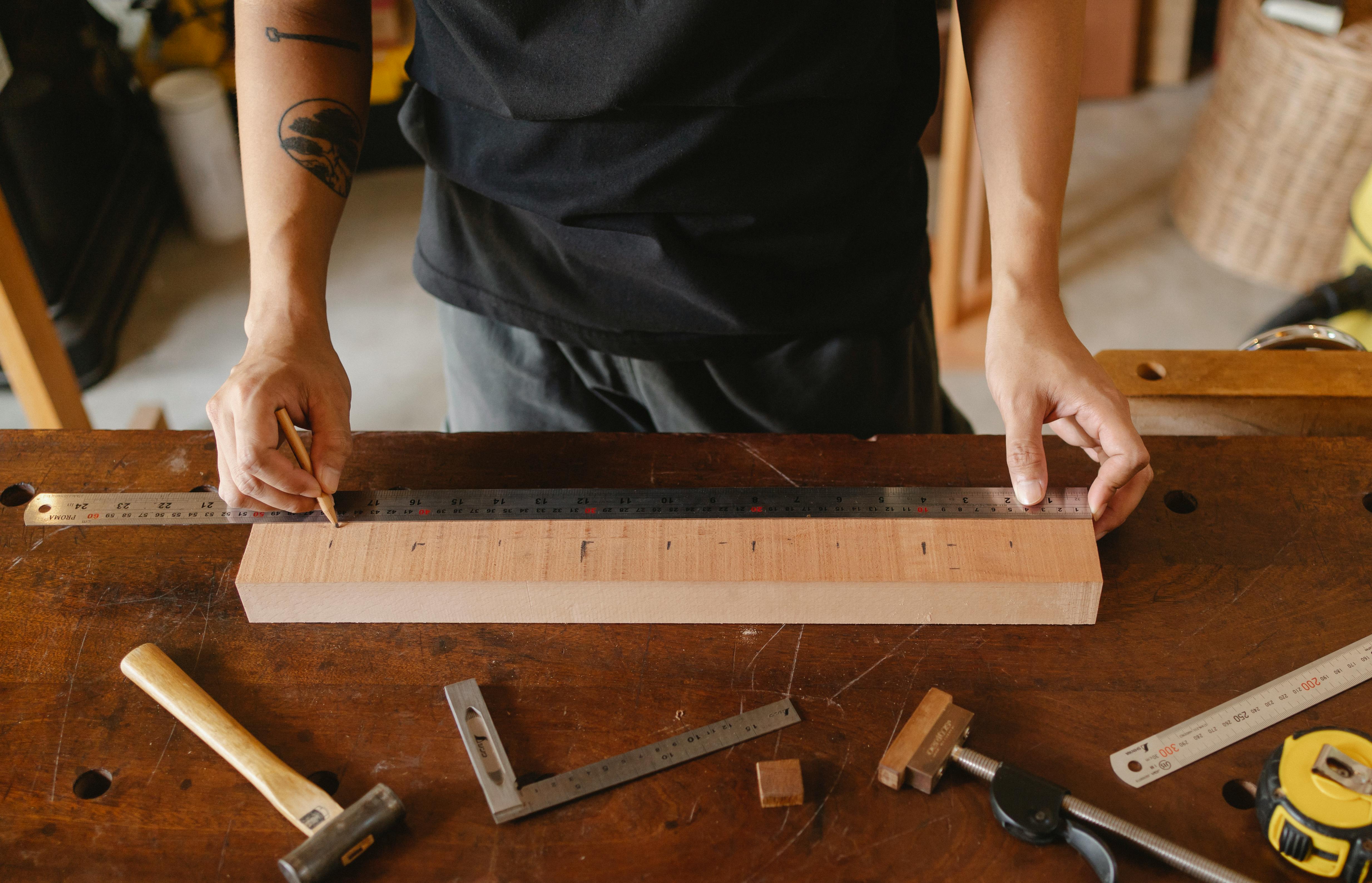 Espace bricolage avec établi en bois, outils de mesure et projet DIY dans un atelier à la maison