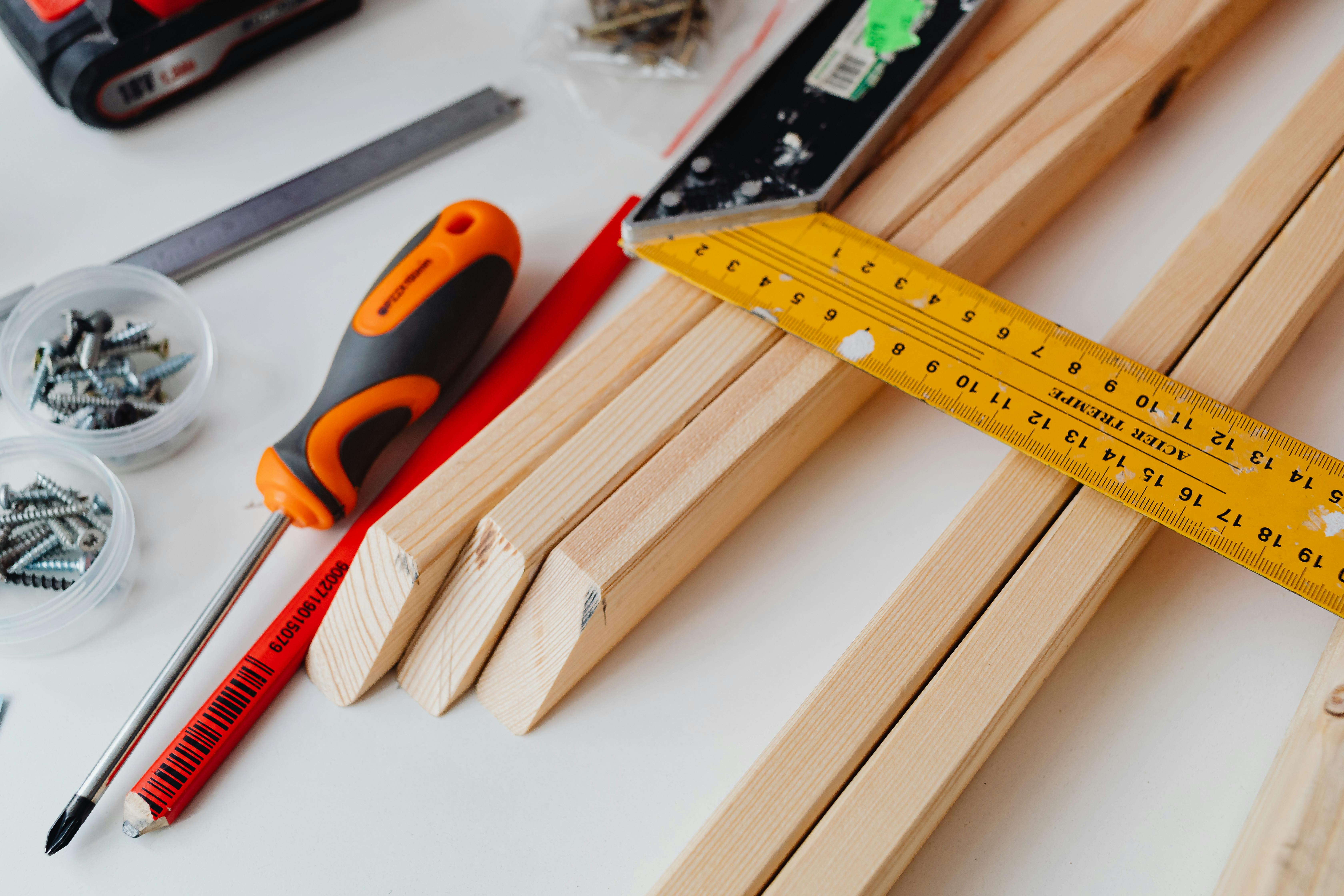 Outils de bricolage, tasseaux en bois et accessoires de mesure sur plan de travail pour atelier DIY à la maison