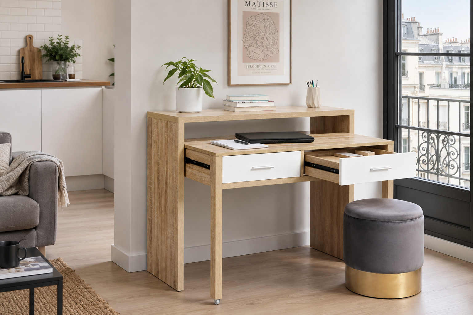 Bureau extensible en bois clair et blanc déplié dans un studio moderne, montrant un espace informatique compact et un plateau secondaire coulissant.