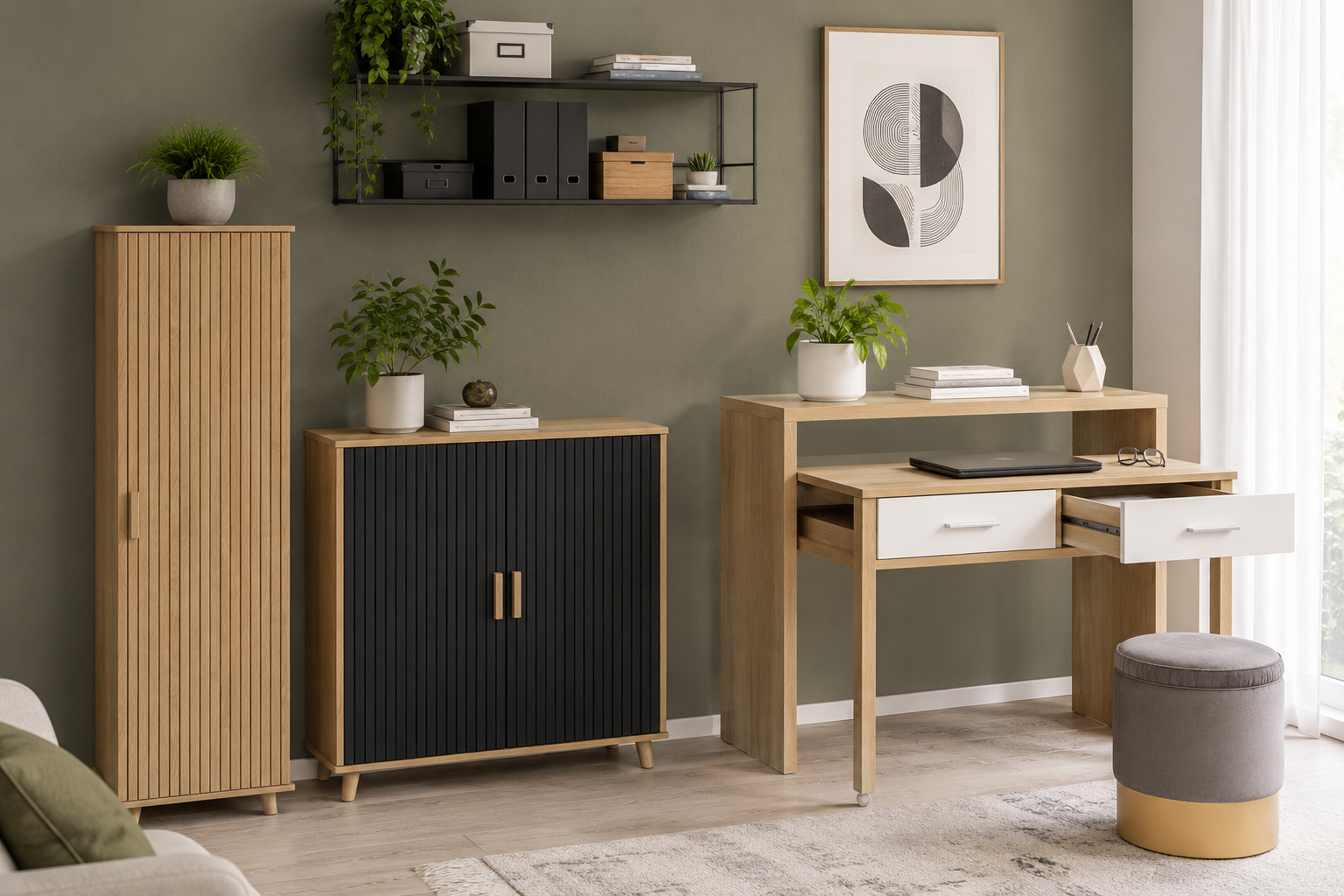 Armoire de rangement basse bicolore bois et noir fermée, surmontée d'étagères murales en métal garnies de boîtes de rangement élégantes.