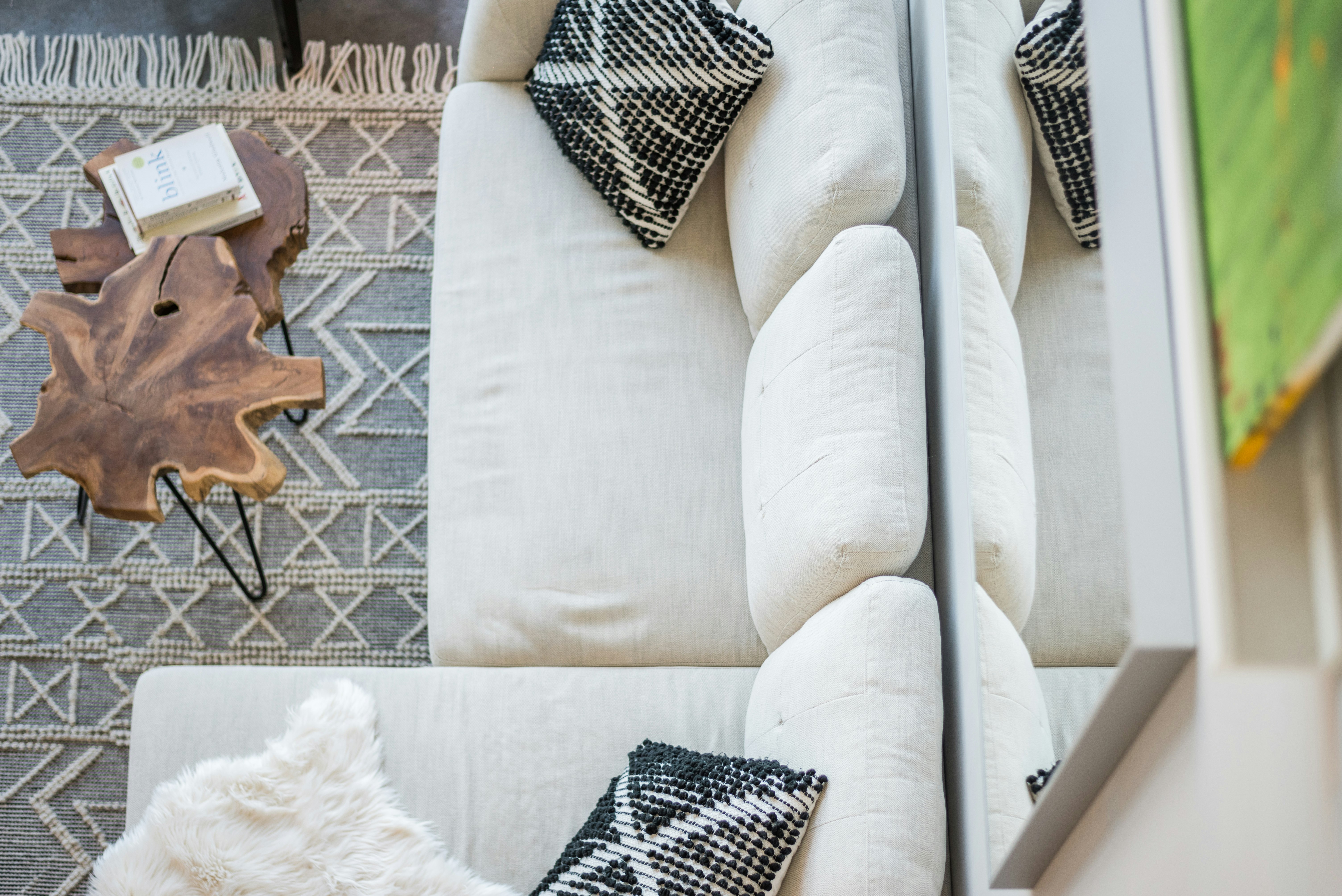 Un canapé blanc et moelleux vu du dessus dans un salon contemporain