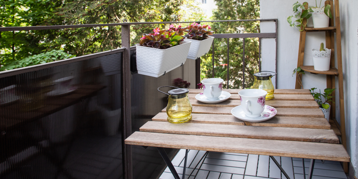 Balcon étroit : nos astuces gain de place pour bien l’aménager