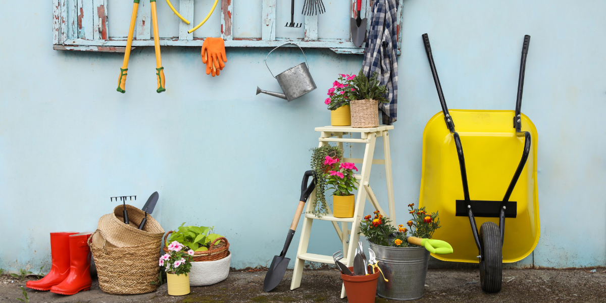 Hoe berg je je tuingereedschap op als je weinig ruimte hebt?