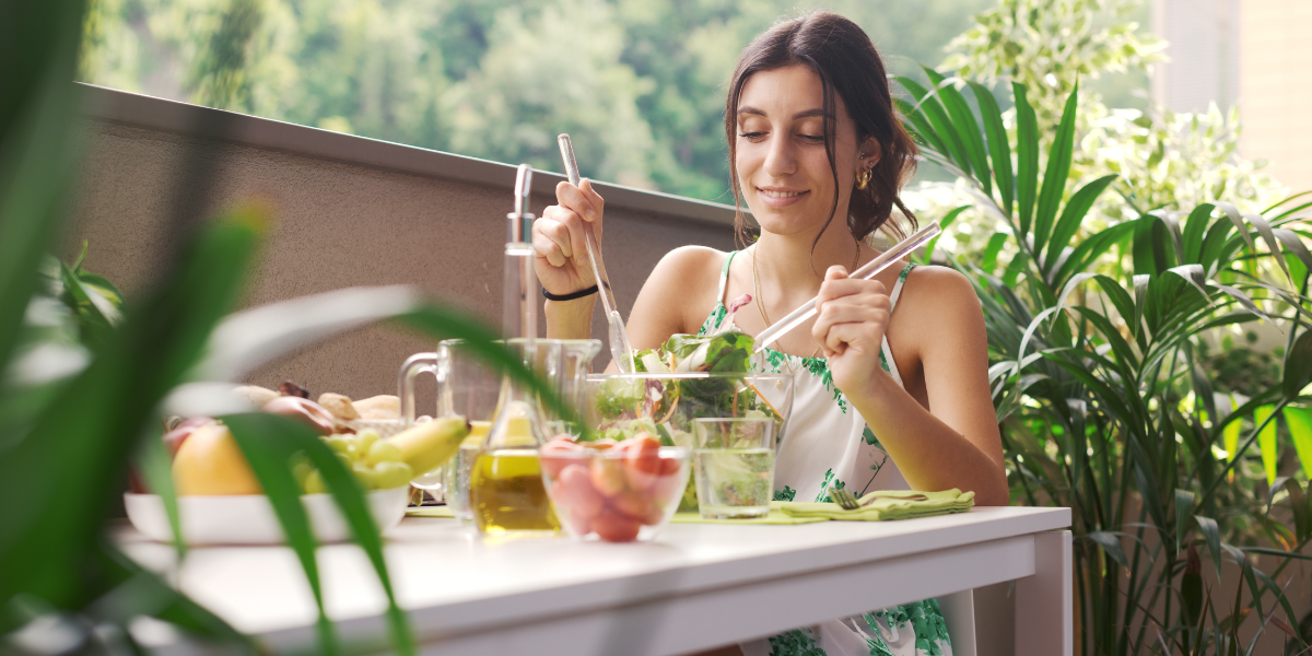 Comment aménager un coin repas stylé sur une petite terrasse ou un balcon ?