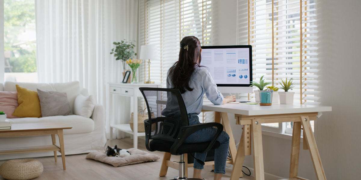 Un bureau dans mon salon : adapter un espace pour le télétravail sans pièce dédiée